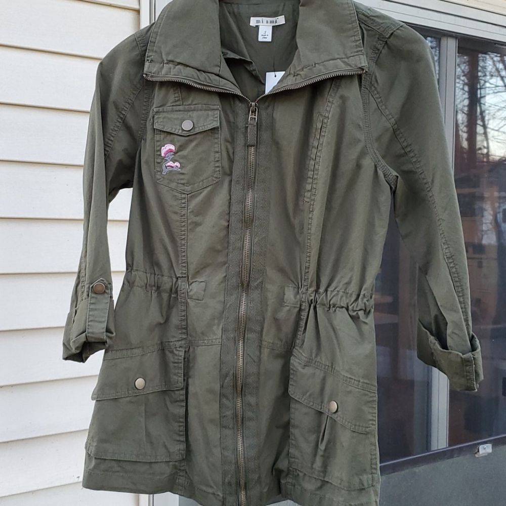 🛍Francesca's mi ami olive embroidered jacket, sz S. Never worn
